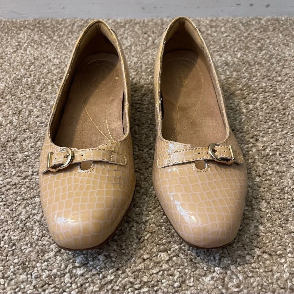 Clarks Artisan Women's Slip On Comfort Flats Beige Snake Prints Size 6.5M